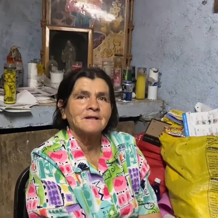 Retrato de Martha Molina bruja, la Bruja de la Biznaga, en su entorno de trabajo